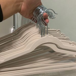 Set of 20 ultra thin sturdy velvet hangers